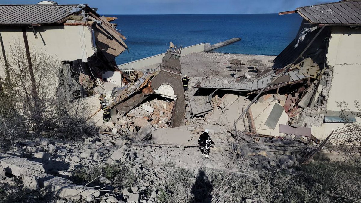 UASunflower's tweet photo. Today, russian terrorists demilitarized a hotel in Odesa on the Black Sea coast.  
Several people were injured by shrapnel.

#Ukraine #RussiaWarCrimes https://t.co/xRG3hlWApT