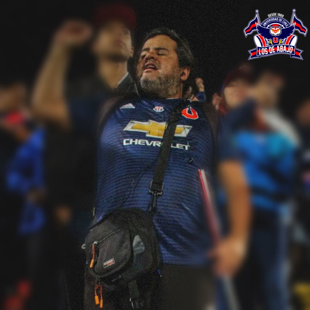 U_LOSDEABAJO's tweet photo. EL AMOR POR LA “U” NO TIENE EXPLICACIÓN.

Que linda imagen nos dejó el triunfo ayer en el Santa Laura, este valiente camarada no vidente cantándole a la “U”, en el corazón de la Hinchada, junto a los bombos y banderas, sin importar nada, ni los malos resultados... https://t.co/x3UxEXxM8r