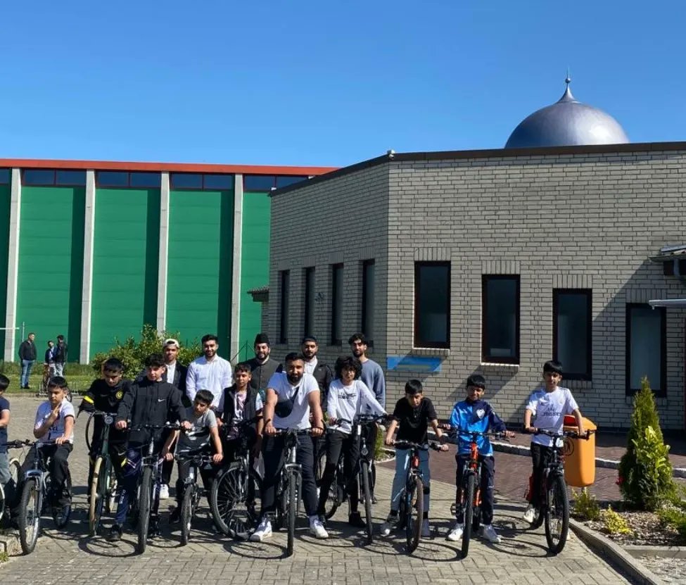 atfal_de's tweet photo. Ob Norden oder Süden Atfal und Khuddam aus ganz Deutschland beteiligen sich heute am Tag der offenen Moschee an der Aktion "Kilometer für Frieden"! https://t.co/53bAIRFqjX