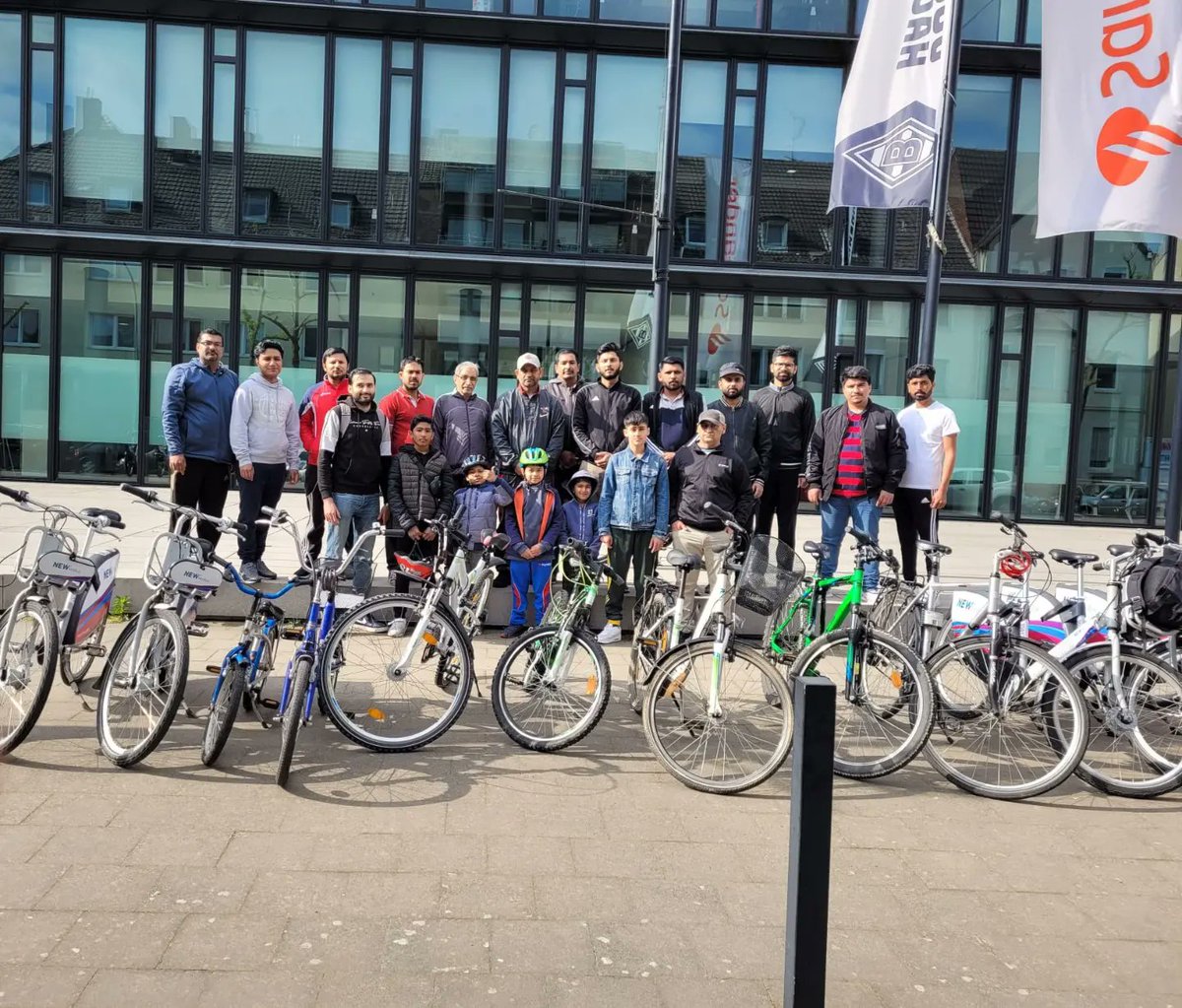 atfal_de's tweet photo. Ob Norden oder Süden Atfal und Khuddam aus ganz Deutschland beteiligen sich heute am Tag der offenen Moschee an der Aktion "Kilometer für Frieden"! https://t.co/53bAIRFqjX