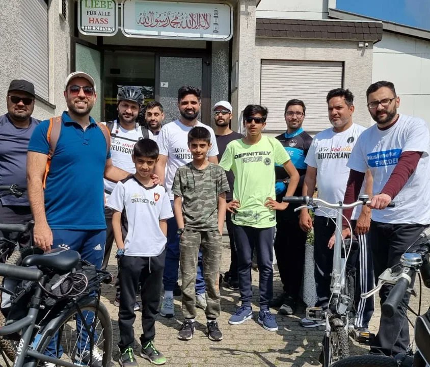 atfal_de's tweet photo. Ob Norden oder Süden Atfal und Khuddam aus ganz Deutschland beteiligen sich heute am Tag der offenen Moschee an der Aktion "Kilometer für Frieden"! https://t.co/53bAIRFqjX