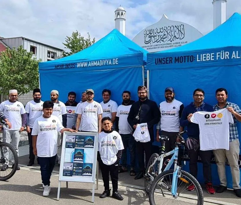 atfal_de's tweet photo. Ob Norden oder Süden Atfal und Khuddam aus ganz Deutschland beteiligen sich heute am Tag der offenen Moschee an der Aktion "Kilometer für Frieden"! https://t.co/53bAIRFqjX