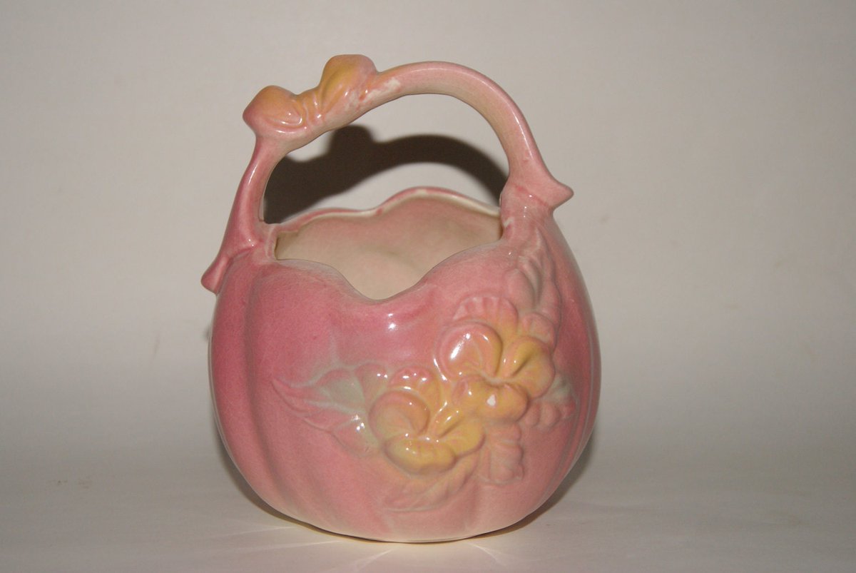 Wisdom_Lane's tweet photo. Vintage 1950s Ceramic HULL Sunglow Pink Number 84 Basket Flowers And Butterfly Pattern https://t.co/E9hqmjARnn #Etsy #WisdomLane #Vtpassion https://t.co/Xupf3kVqXr