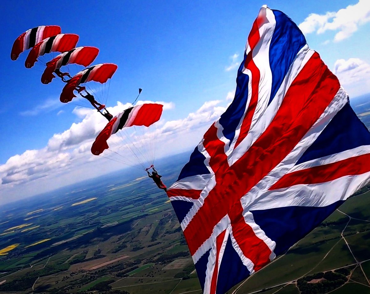 RedDevilsOnline's tweet photo. #veday doing what we do best, flying the flag

Doing some stack work incorporating our 2000SqFt union flag over Skydive Netheravon - Home of the Army Parachute Association 

Also managed to get some training in with the JumpDogs who have some of our ex team members in their team https://t.co/zL4wmqG025
