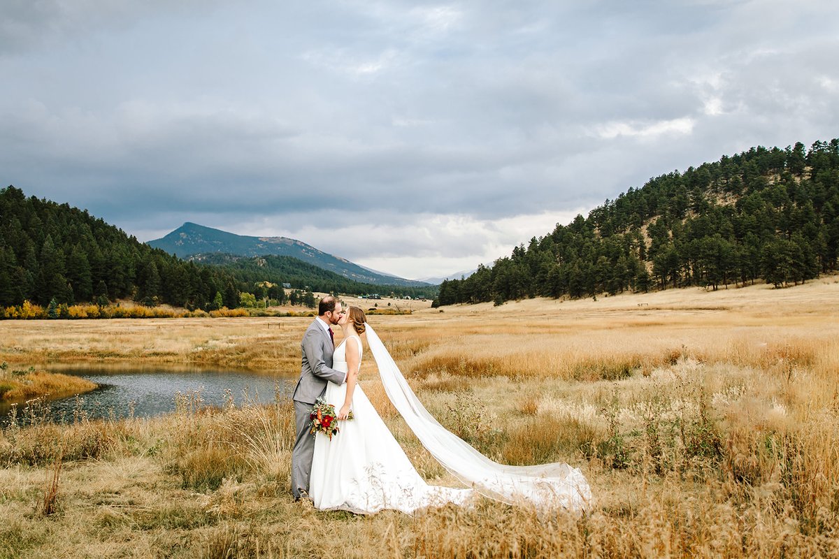 📖We love because he first loved us. - 1 John 4:19
📸 #SunPrairieFilms
🌸#PetalsColorado
📍#DeerCreekValleyRanchWeddingAndEventVenue