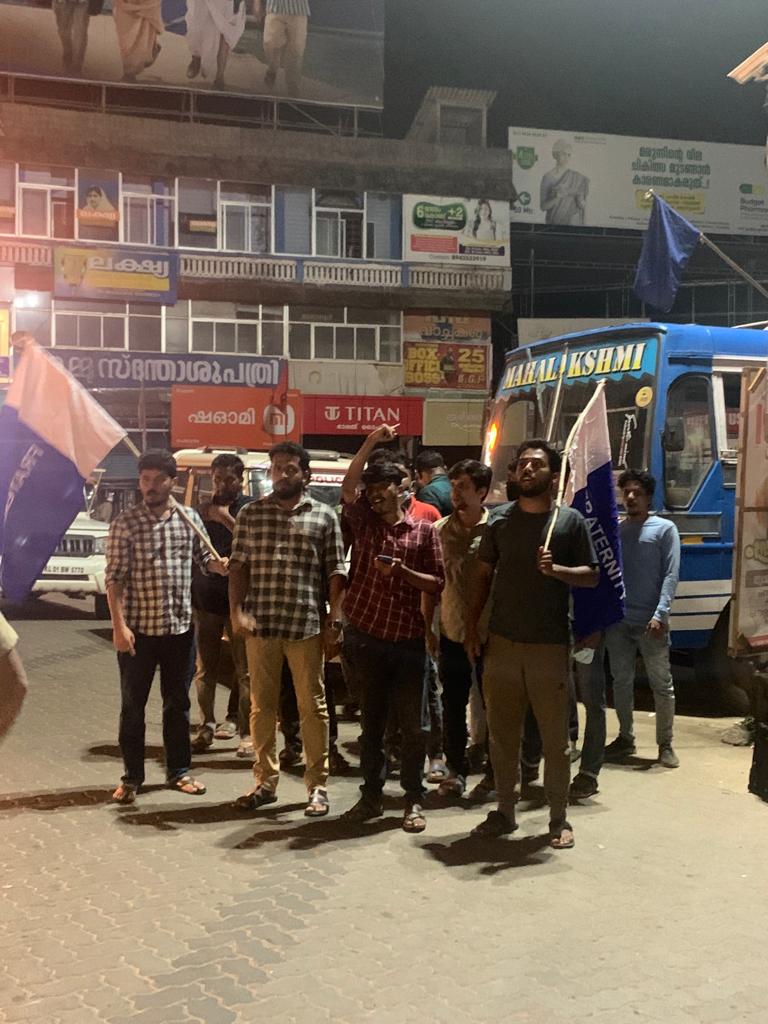ashrafkondotty's tweet photo. The Rss attacked the Badusha hypermarket, Perambra,kerala and its employees who were selling beef with halal stickers. The Sangh Parivar criminals brutally beat the employees. @Fraternity_movt protests in Perambra market demanding arrest of Sangh Parivar goons.
#ArrestRssGoons https://t.co/v5zkh9zxpQ