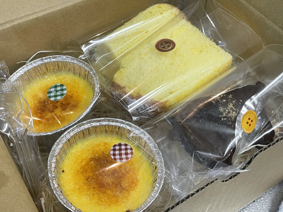 k13tmkh's tweet photo. 母の日🙆‍♂️スイーツボックス

#母の日 #パティシエ #お菓子
#シフォン #ケーキ
#生チョコ #タルト
#クレームブリュレ https://t.co/fpbNOUR8iT