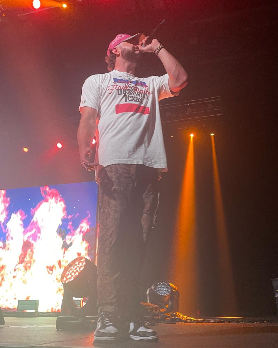 KarleighAmburn's tweet photo. Last night was insane!!! I’ve been a huge fan of @justmike since I was 12 and finally got to see him and get his autograph! Before the concert I got to me THE @JonKilmer and my mind was blown! Definitely a night night I’ll never forget! #ynk #notmyfirstrodeo #justmike #thehighs https://t.co/6rybumK0gY