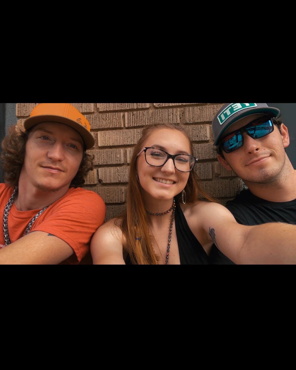 KarleighAmburn's tweet photo. Last night was insane!!! I’ve been a huge fan of @justmike since I was 12 and finally got to see him and get his autograph! Before the concert I got to me THE @JonKilmer and my mind was blown! Definitely a night night I’ll never forget! #ynk #notmyfirstrodeo #justmike #thehighs https://t.co/6rybumK0gY