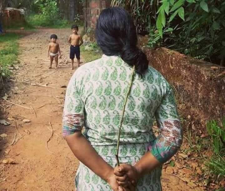 poorbgola's tweet photo. हम सभी ने बचपन में अपनी मां की मार जरूर खाई होगी.
कई बार तो हमारी शैतानियां मां को इतना गुस्सा दिला देती थीं कि मां के हाथ में जो भी सामान हो वो हमें उसी से मारने के लिए दौड़ पड़ती थीं.
👇
किसे किसे को याद है ❓
#MothersDay  #मातृ_दिवस_की_हार्दिक_शुभकामनाएँ https://t.co/PLvruQINDe