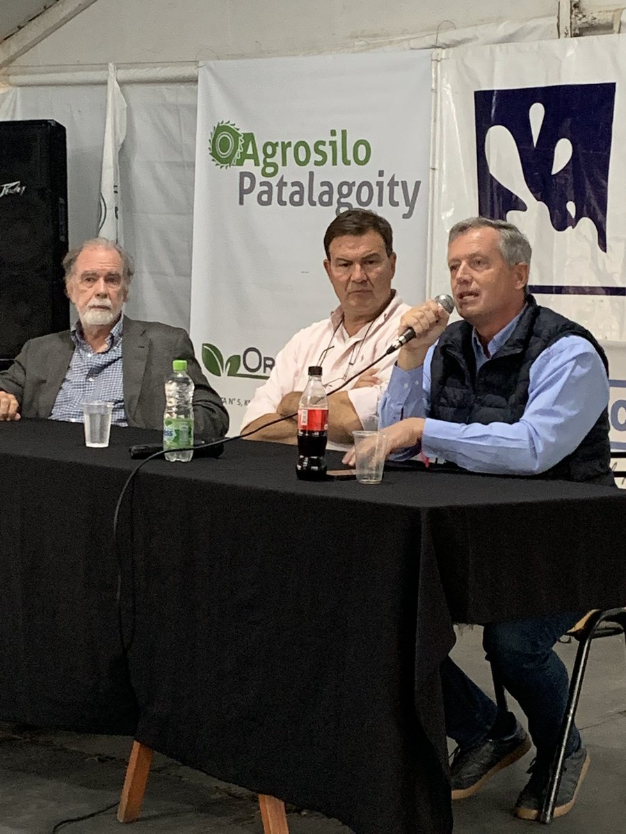 SilVaccarezza's tweet photo. Acompañando a @monzoemilio en la #exposuipacha #sociedadrural de #suipacha ; Análisis político y económico de la actualidad y el futuro. https://t.co/MRzYl9oHPS