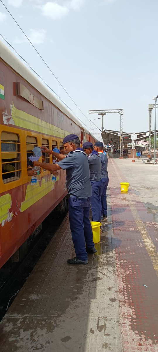 " रेल पर अब कोई भी कंठ न रहेगा प्यासा ", कोटा मंडल के स्काउट गाइड द्वारा 8 स्टेशनों पर यात्रियों को शीतल जल पानी पिलाने के कार्य का शुभारंभ किया गया l इस अवसर पर वरिष्ठ मंडल वाणिज्य प्रबंधक श्री रोहित मालवीय एवं व. मं.विद्युत अभियंता/समन्वय श्री हरीश रंजन मौजूद रहे। 
<a href="/wc_railway/">West Central Railway</a>