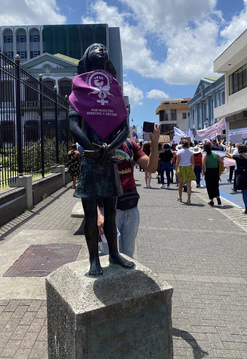 alearburola's tweet photo. Hasta que la dignidad de las mujeres  y todas las personas sea costumbre. ✊🏾💜 https://t.co/pUXcpuMZxq