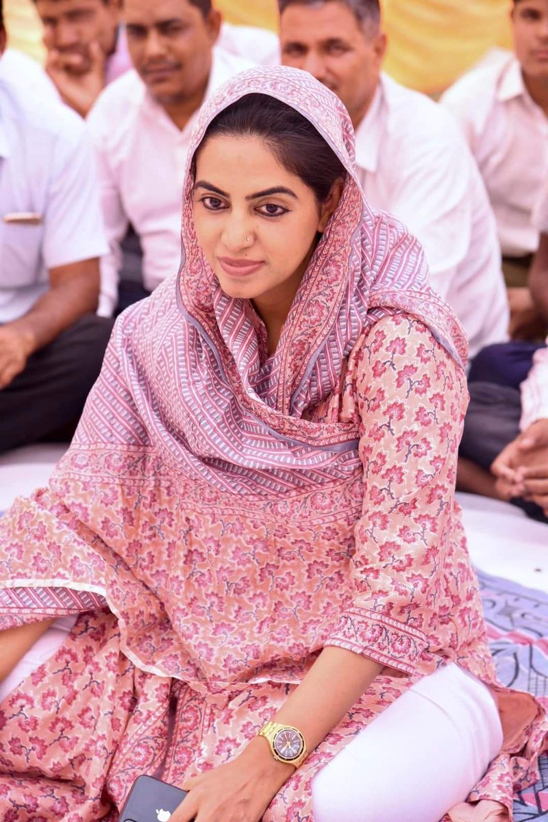 सबकी असलियत से वाक़िफ़ हे हम
 ख़ामोश ज़रूर हे पर अन्धे नहीं.........ओसियां
#MLA साहब........ओसियां....🙏मदेरणा परिवार🙏
<a href="/DivyaMaderna/">Divvya Mahepal Madernna</a> जी,