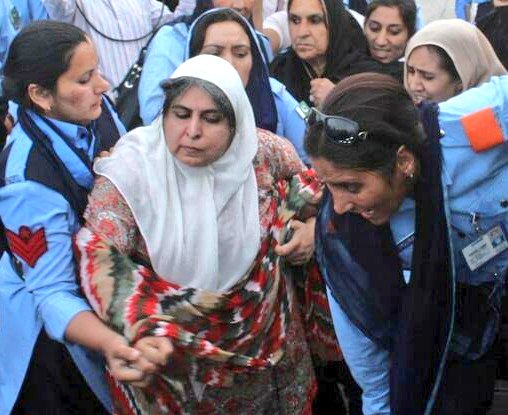 Rabail26's tweet photo. A #MothersDay shout out to my friend #humanrightsdefender @AminaMJanjua, a powerhouse, who after forceddisappearance of her husband Masood Janjua in 2005, raised her kids alone, started @dohrpk, helped countless mothers, kids &amp; families in fight for release of their loved ones ✊🏾 https://t.co/iD3zPkxfT4
