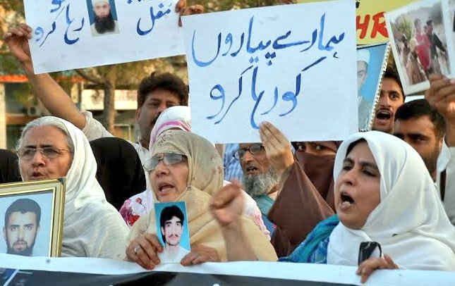 Rabail26's tweet photo. A #MothersDay shout out to my friend #humanrightsdefender @AminaMJanjua, a powerhouse, who after forceddisappearance of her husband Masood Janjua in 2005, raised her kids alone, started @dohrpk, helped countless mothers, kids &amp; families in fight for release of their loved ones ✊🏾 https://t.co/iD3zPkxfT4