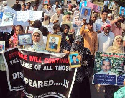 Rabail26's tweet photo. A #MothersDay shout out to my friend #humanrightsdefender @AminaMJanjua, a powerhouse, who after forceddisappearance of her husband Masood Janjua in 2005, raised her kids alone, started @dohrpk, helped countless mothers, kids &amp; families in fight for release of their loved ones ✊🏾 https://t.co/iD3zPkxfT4