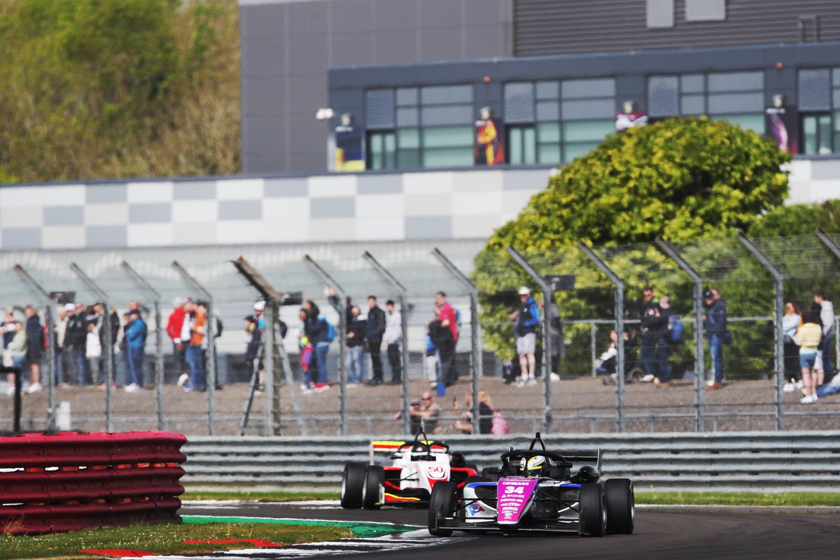 EnduranceChaps's tweet image. @GB3Championship - @SilverstoneUK 🇬🇧

Race 2 - Results:
🥇🇬🇧 #TomLebbon 📸
🥈🇸🇪 @GranforsJoel 
🥉🇬🇧 @LukeBrown1ng 
4⃣ 🇺🇸 @MaxEsterson 
5⃣ 🇬🇧 #CallumVoisin
6⃣ 🇧🇷 @robertofaria777 
7⃣ 🇬🇧 @jameshedley67 
8⃣ 🇬🇧 #MatthewRees 
9⃣ 🇬🇧 @john27bennett 
🔟🇬🇧 @alexconnor27