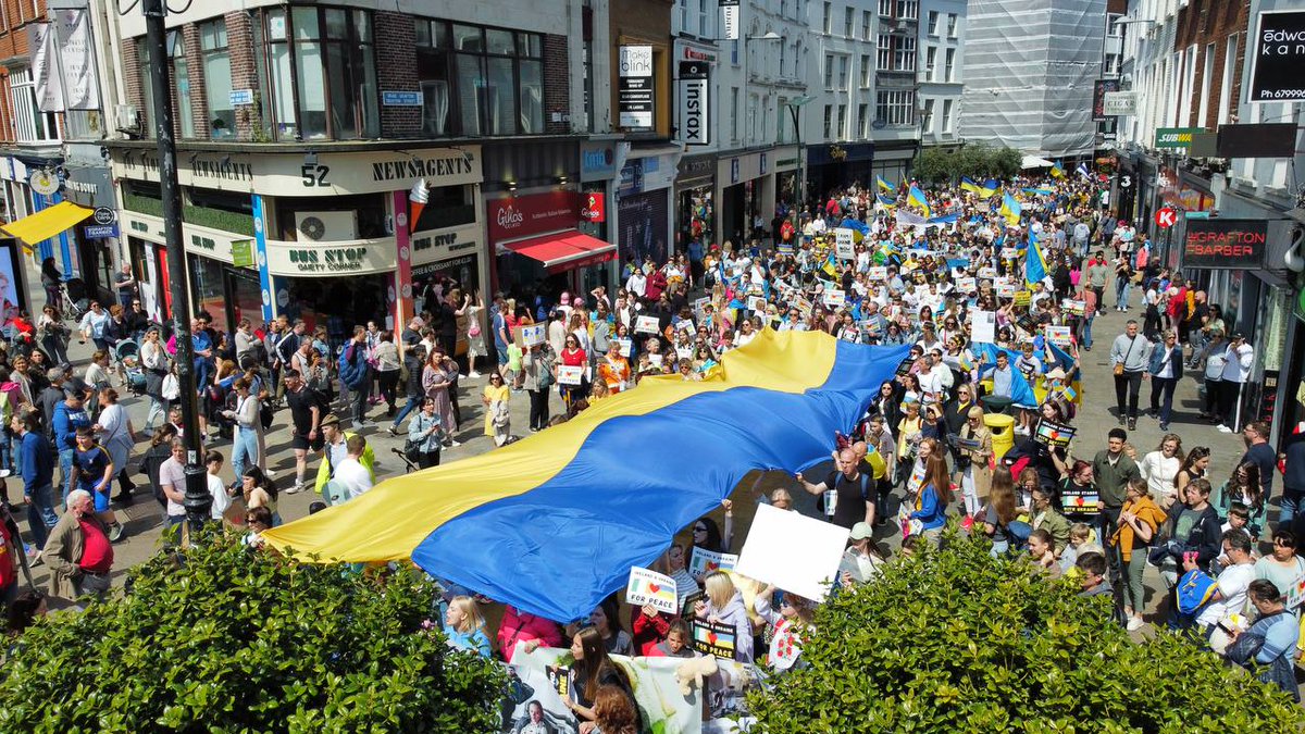 Ukraine's flag unfurled today on
Dublin's Grafton Street for the
#March4Peace🇮🇪🇺🇦 in stark contrast to the tanks and nukes on Red Square tomorrow for Russia's V/Z-Day.