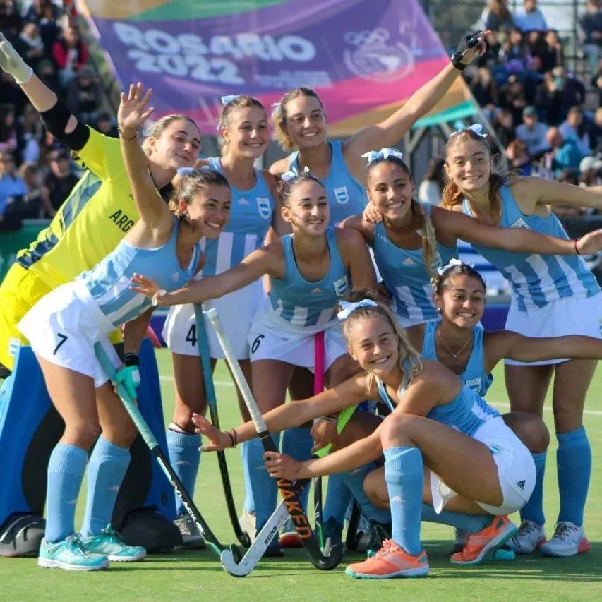 "LAS LEONCITAS SON MEDALLA DE ORO! 🥰🇦🇷 Argentina supera a Uruguay por 4 a 0 y Gana la Medalla de Oro en los Juegos Sudamericanos de la Juventud! Las anotaciones albicelestes llegaron de la mano de Ambar Caucigh, Victoria Falasco (2) y Pilar Robles. Vamos Argentina! #lasleoncitas