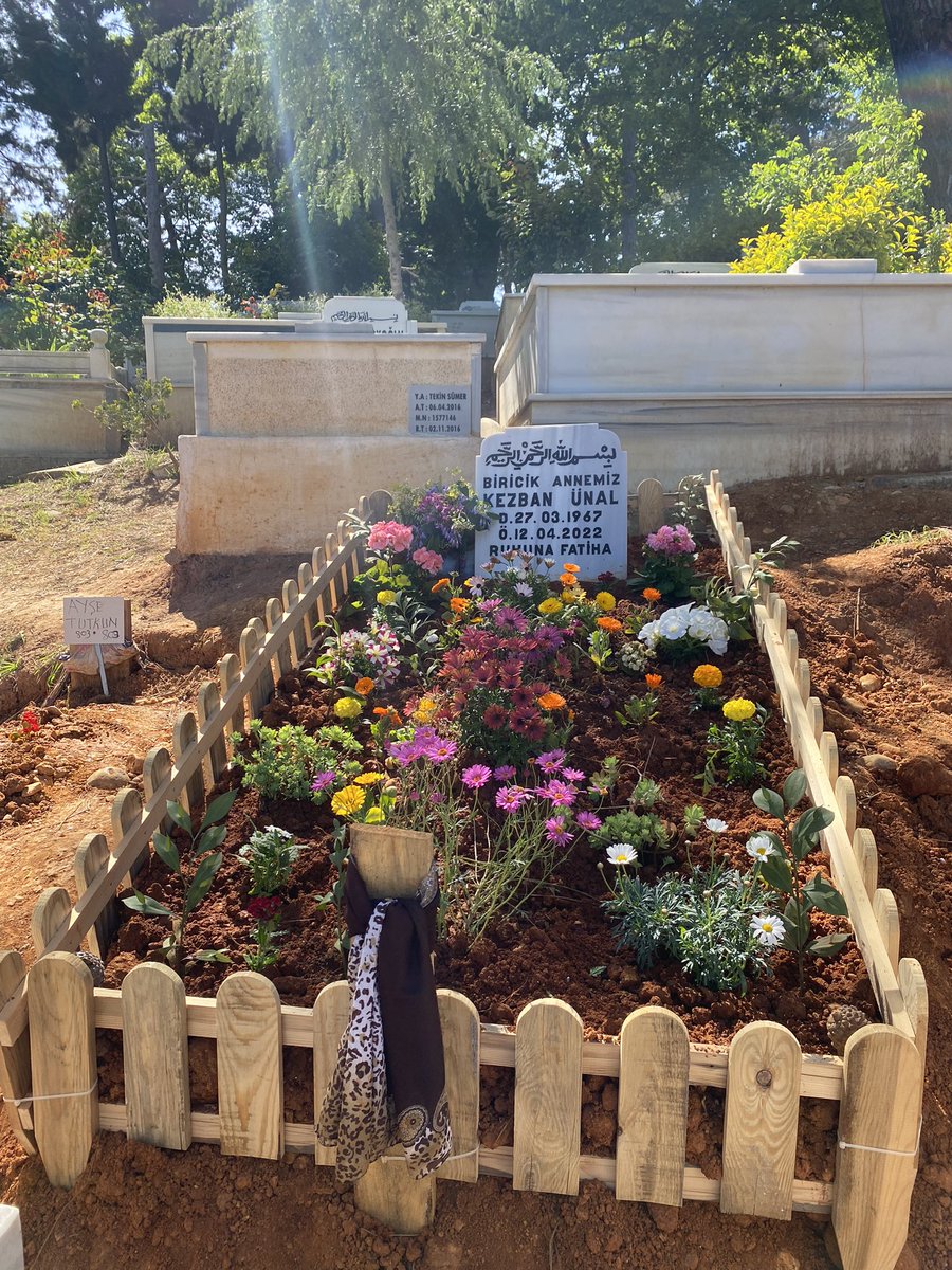 Boynun için aldığım doğum günü hediyenle, seni kaybedip toprağın için aldığım çiçeklerin arasında kırk gün var. Ömrümün kırk yaş aldığı kırk gün. Anneciğim,bir süredir “sensiz ilk” diye başlıyor cümlelerim. Bugün de sensiz ilk anneler günüm. Evdeki çiçeklerinle, seni çok özledik.