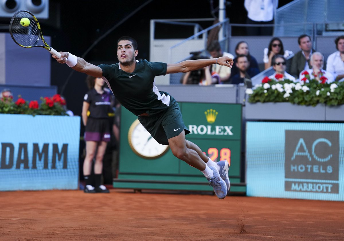 MutuaMadridOpen's tweet photo. Está VOLANDO en Madrid

🇪🇸 @alcarazcarlos03 quiebra a Zverev y ya domina la final (6-3, 2-1) con set y rotura de ventaja. ¡Alucinante!

#MMOPEN https://t.co/3RGkn7V0q6