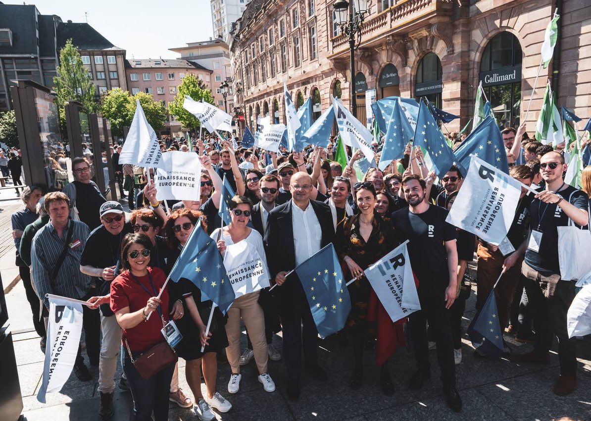 RenewEuropeFRA's tweet photo. Les présidents de nos associations départementales à la marche pour l’Europe du #SommetdeStrasbourg avec notre Présidente @ValerieHayer &amp; nos eurodeputés @fabienne_keller, @PDurandOfficiel,@GrudlerCh, @sandrogozi.

Fiers d’être🇫🇷,fiers d’être🇪🇺!

#StrasbourgSummit #ChangerlEurope https://t.co/P9KaXchsmp