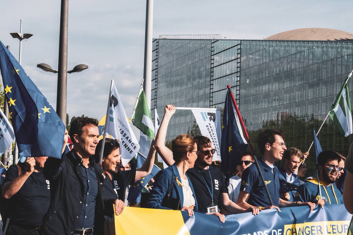 RenewEuropeFRA's tweet photo. Les présidents de nos associations départementales à la marche pour l’Europe du #SommetdeStrasbourg avec notre Présidente @ValerieHayer &amp; nos eurodeputés @fabienne_keller, @PDurandOfficiel,@GrudlerCh, @sandrogozi.

Fiers d’être🇫🇷,fiers d’être🇪🇺!

#StrasbourgSummit #ChangerlEurope https://t.co/P9KaXchsmp