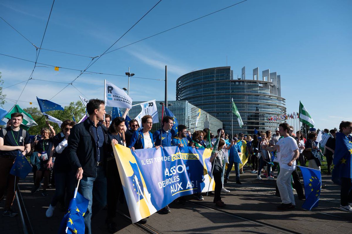RenewEuropeFRA's tweet photo. Les présidents de nos associations départementales à la marche pour l’Europe du #SommetdeStrasbourg avec notre Présidente @ValerieHayer &amp; nos eurodeputés @fabienne_keller, @PDurandOfficiel,@GrudlerCh, @sandrogozi.

Fiers d’être🇫🇷,fiers d’être🇪🇺!

#StrasbourgSummit #ChangerlEurope https://t.co/P9KaXchsmp