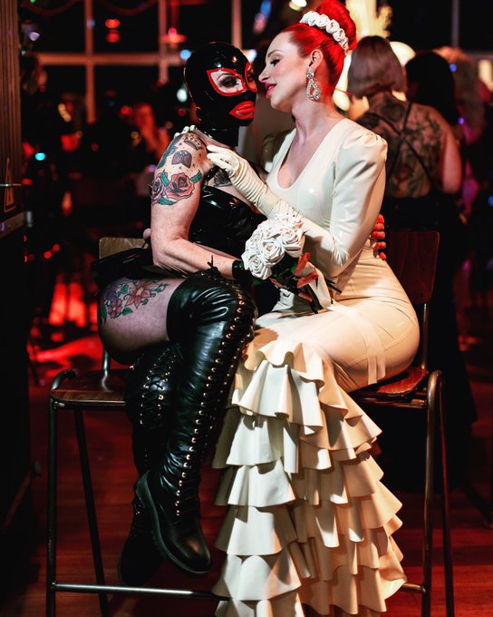 At @MFetilicious super extravagant wedding party. With the blushing bride #latexqueen #latex https://t<a class="tags" href="/tag/mfetilicious">@mfetilicious</a><a href="/tag/latex"class="tags"><span>#latex</span></a><a href="/tag/latexqueen"class="tags"><span>#latexqueen</span></a>