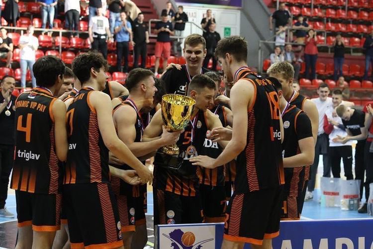 JUNIORI ISPISALI ISTORIJU, ZLATO ZA MOMKE SA DORĆOLA
Juniorska selekcija Košarkaškog kluba Dynamic Vip Pay osvojila je zlatnu medalju  na finalnom turniru Roda Juniorske lige Srbije porazivši Borac iz Čačka 74:62 (17:21, 22:18, 23:17, 12:6) 
Bravo za naše zlatne momke!