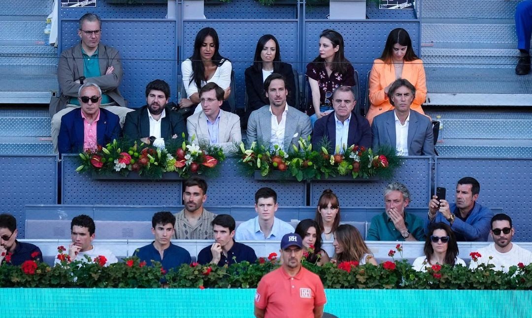 la mezcla de gente que hay en esta foto memeo