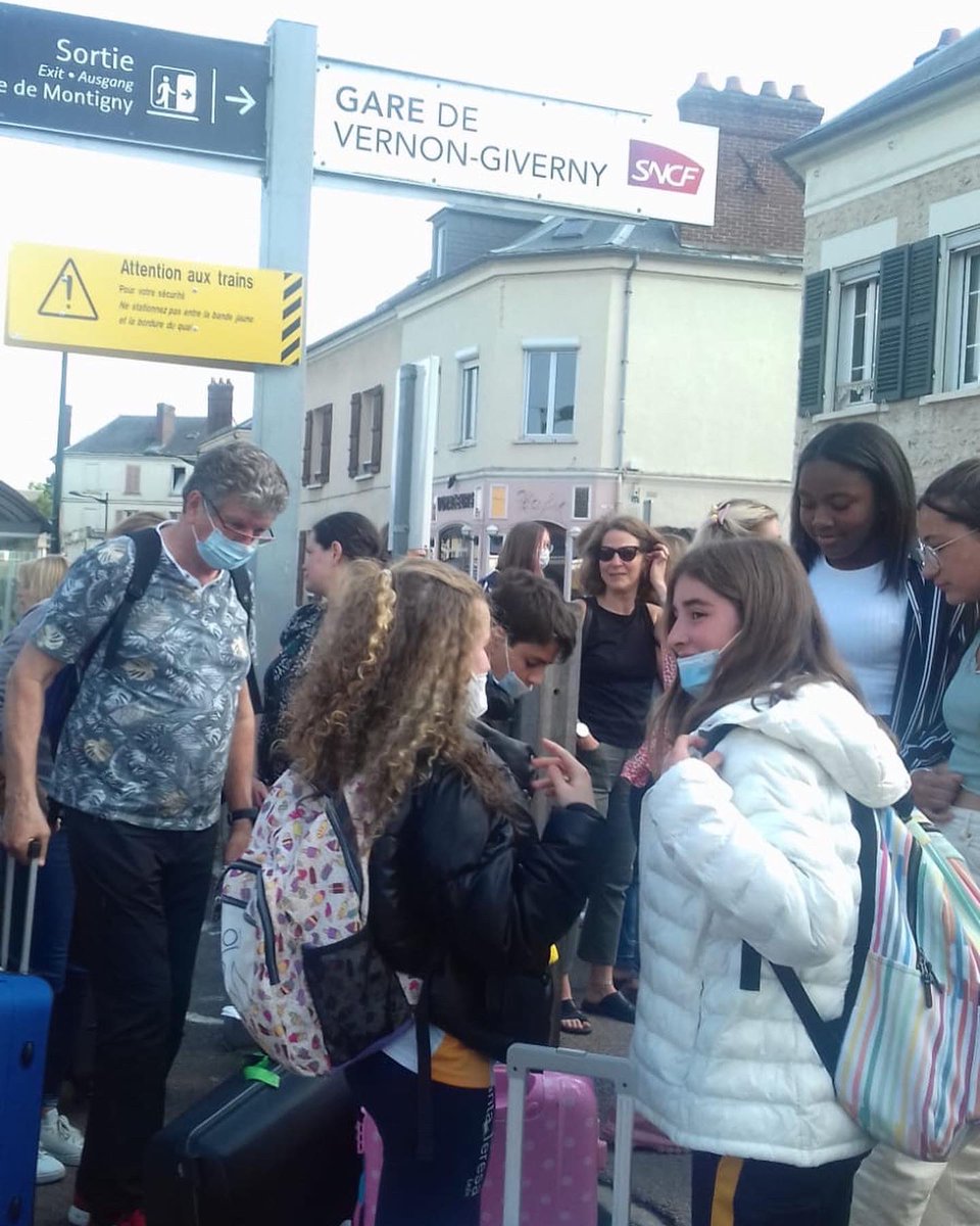 STeresaLeon's tweet photo. ¡Nuestros alumnos y profesores ya están en Francia! Han recibido una calurosa bienvenida de los alumnos y de los docentes del George Pompidou. @sepiegob Tienen una semana por delante para disfrutar y aprender. 😍🇫🇷 #CSTLeón #RedCentrosIT https://t.co/kExNMxv91D