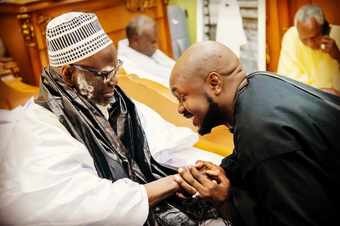 ClubhouseTouba's tweet photo. « Salue la personne à qui tu parviens, si tu es soucieux de Bonne Education. Si elle commence à saluer la première, rends-lui les civilités en paroles.
Si vous vous donnez la main, il faut serrer chaleureusement ta main droite contre la sienne, d’après ce qui est approuvé»
#Nahju https://t.co/R8ISMI4Zvg