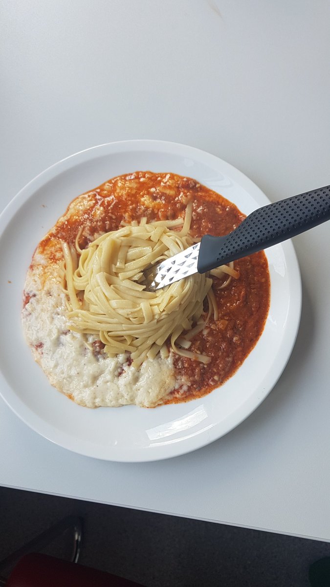 OPHaube's tweet photo. Sagen wir mal so, die perforierte schon eitrige Gallenblase, die sich schon ins Leberbett eingefressen hat sah appetitlicher aus.
#opschwester #gemetzel https://t.co/fOxtKb4A9u