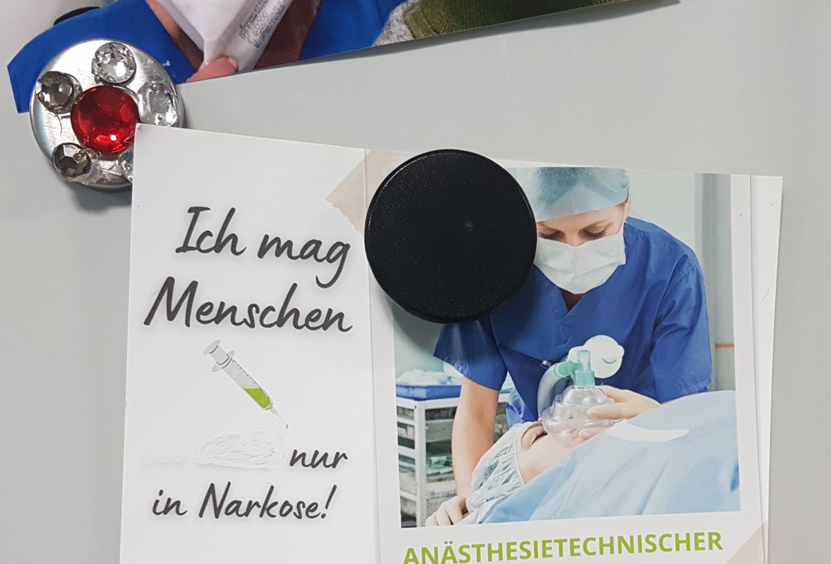 OPHaube's tweet photo. Sagen wir mal so, die perforierte schon eitrige Gallenblase, die sich schon ins Leberbett eingefressen hat sah appetitlicher aus.
#opschwester #gemetzel https://t.co/fOxtKb4A9u