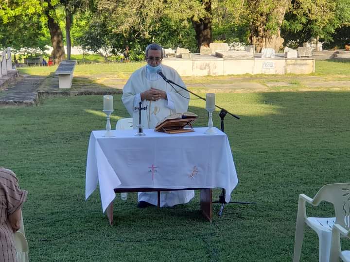 kerigmaCuba's tweet photo. En la mañana de hoy, domingo 8 de mayo, lV domingo de Pascua,  Monseñor Domingo Oropesa ,  Obispo de la Diocesis de Cienfuegos,  celebro la Santa Misa en el Cementerio Tomás Acea de esta ciudad, por todas las madres difuntas que descansan en este campo santo.

📌 Nelda Ortega https://t.co/j9VXM2ixUb