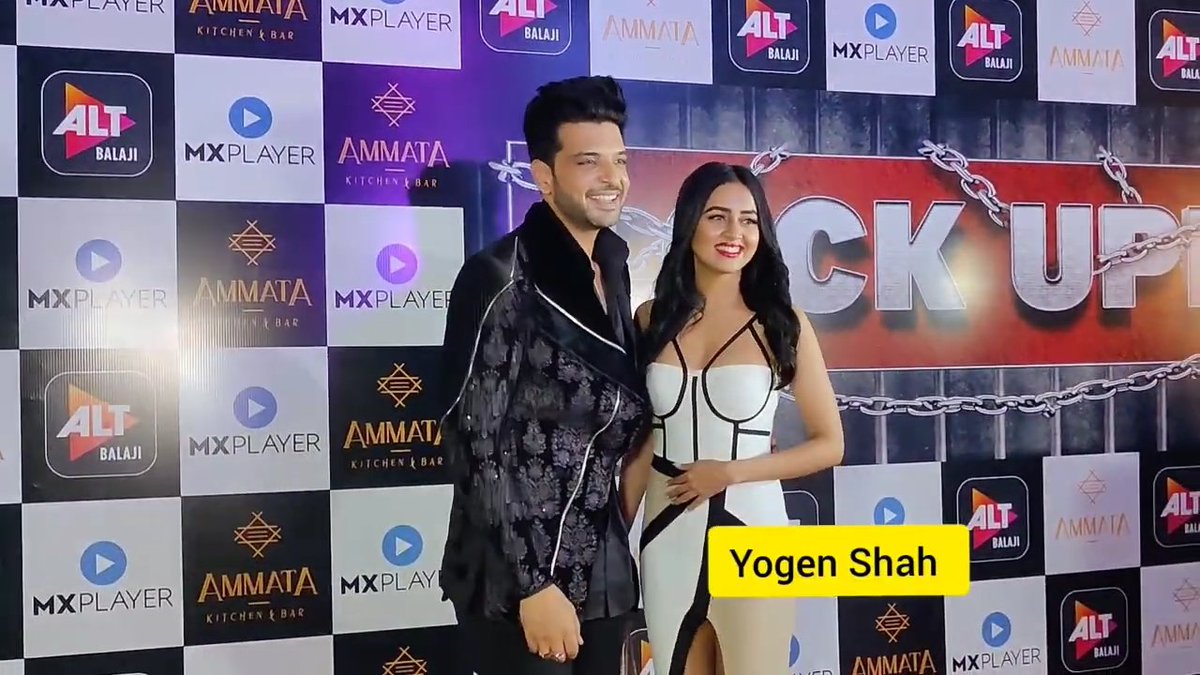 Harshiika12's tweet photo. This is so sweet, forehead kiss aww🥺😘 They looking super hot 🔥 White and Black combination 🤩 Teja looking super sexy 💓 Karan looking handsome 💞
@kkundrra @itsmetejasswi 💞
#TejRan #TejasswiPrakash #KaranKundrra𓃵 #TejaTroops #LockUpp #lockuppparty https://t.co/FVSpXmFHzg