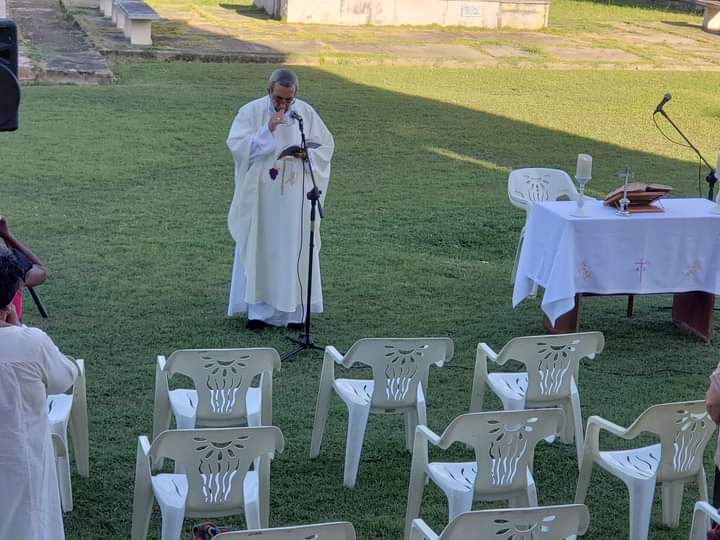 kerigmaCuba's tweet photo. En la mañana de hoy, domingo 8 de mayo, lV domingo de Pascua,  Monseñor Domingo Oropesa ,  Obispo de la Diocesis de Cienfuegos,  celebro la Santa Misa en el Cementerio Tomás Acea de esta ciudad, por todas las madres difuntas que descansan en este campo santo.

📌 Nelda Ortega https://t.co/j9VXM2ixUb
