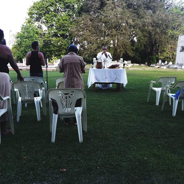 kerigmaCuba's tweet photo. En la mañana de hoy, domingo 8 de mayo, lV domingo de Pascua,  Monseñor Domingo Oropesa ,  Obispo de la Diocesis de Cienfuegos,  celebro la Santa Misa en el Cementerio Tomás Acea de esta ciudad, por todas las madres difuntas que descansan en este campo santo.

📌 Nelda Ortega https://t.co/j9VXM2ixUb