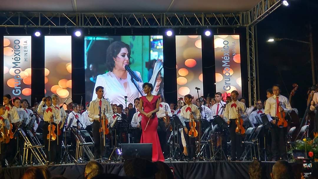 AnabelGarciaL's tweet photo. Excelente concierto de Orquesta Sinfónica y Coro Buenavista del Cobre, proyecto de Desarrollo Comunitario impulsado por @GMexico_oficial. Agradecida por la invitación de conducir el evento, reconocer el esfuerzo de todos los involucrados y de coincidir con gente tan talentosa 👌 https://t.co/rG8iTalSo0