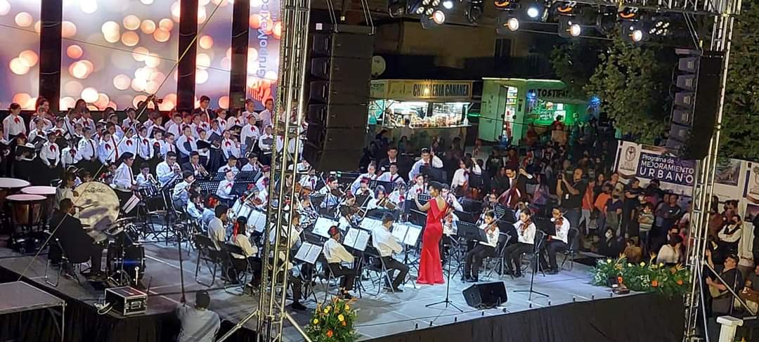 AnabelGarciaL's tweet photo. Excelente concierto de Orquesta Sinfónica y Coro Buenavista del Cobre, proyecto de Desarrollo Comunitario impulsado por @GMexico_oficial. Agradecida por la invitación de conducir el evento, reconocer el esfuerzo de todos los involucrados y de coincidir con gente tan talentosa 👌 https://t.co/rG8iTalSo0