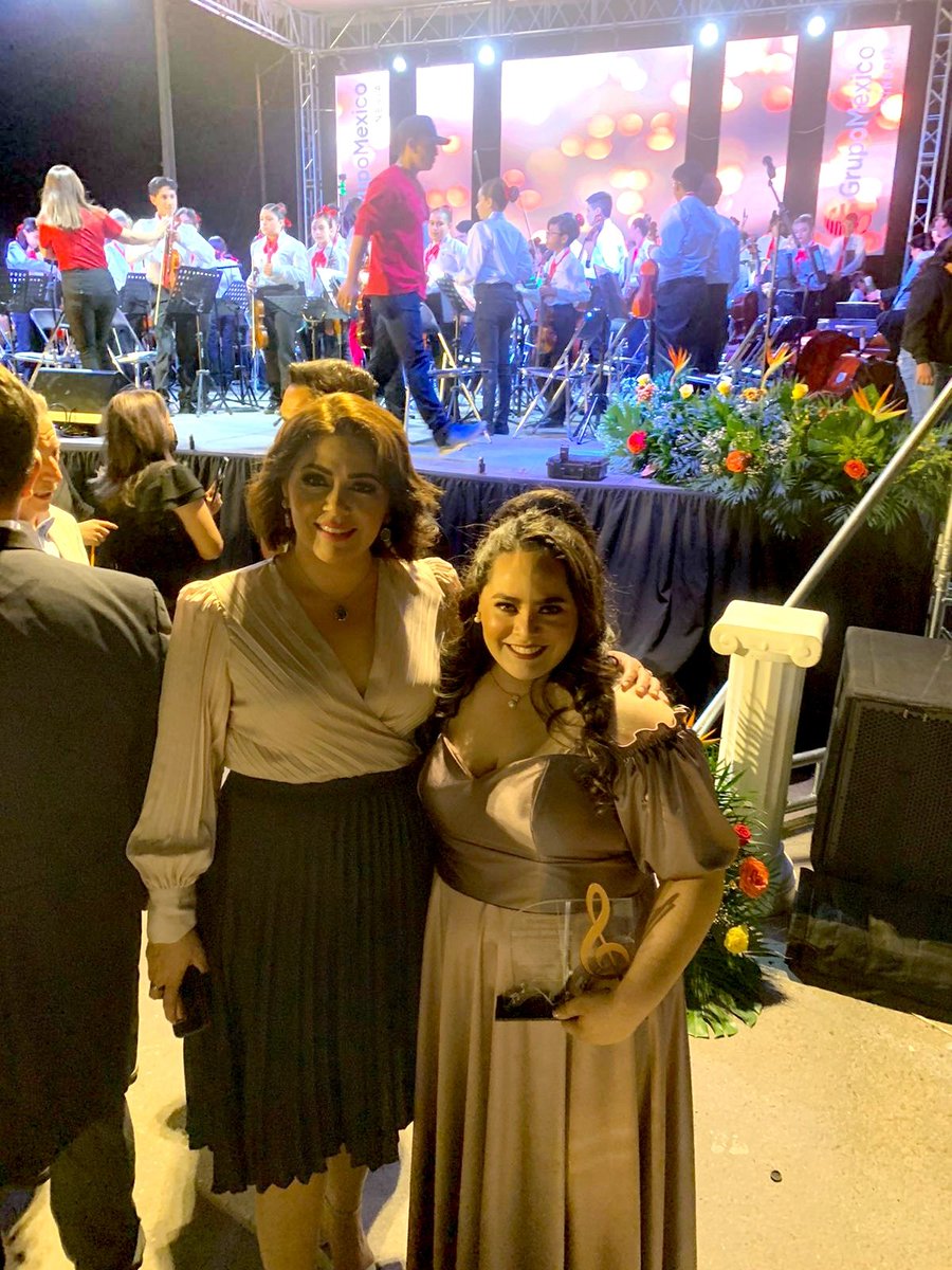 AnabelGarciaL's tweet photo. Excelente concierto de Orquesta Sinfónica y Coro Buenavista del Cobre, proyecto de Desarrollo Comunitario impulsado por @GMexico_oficial. Agradecida por la invitación de conducir el evento, reconocer el esfuerzo de todos los involucrados y de coincidir con gente tan talentosa 👌 https://t.co/rG8iTalSo0