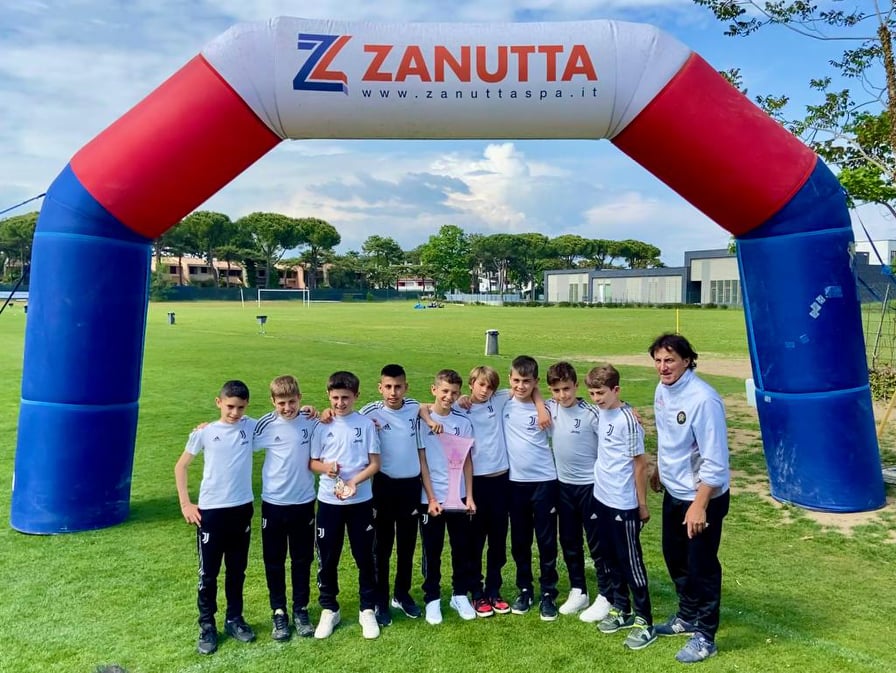 GiovaniBN's tweet photo. 🏆 #Juventus, i Pulcini 2011 (#Under11) di Mr. Calcia primi classificati al Torneo "Festa della mamma" di Lignano Sabbiadoro.

FINALE
✅ 1-0 🆚 #Bologna | ⚽️Zanirato

👊 #ForzaJuve ⚪️⚫️ https://t.co/anBNjJ2iUw https://t.co/f2e7zOWSdf