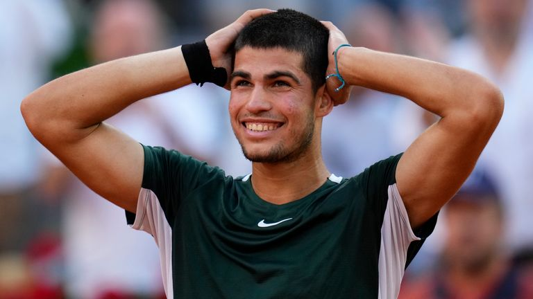 AlemTenis's tweet photo. CARLOS ALCARAZ, QUE ABSURDO!

Num recital de tênis, Carlitos esmaga Zverev por 6/3 6/1 em 1h de jogo p/ ficar com o título do Masters de Madrid, o 5º troféu de sua carreira:

2 Masters 1000 (em 2 quadras diferentes)
2 ATP 500
1 ATP 250

Completou 19 anos há 3 dias. Que hecatombe! https://t.co/vhsjwX1R7E