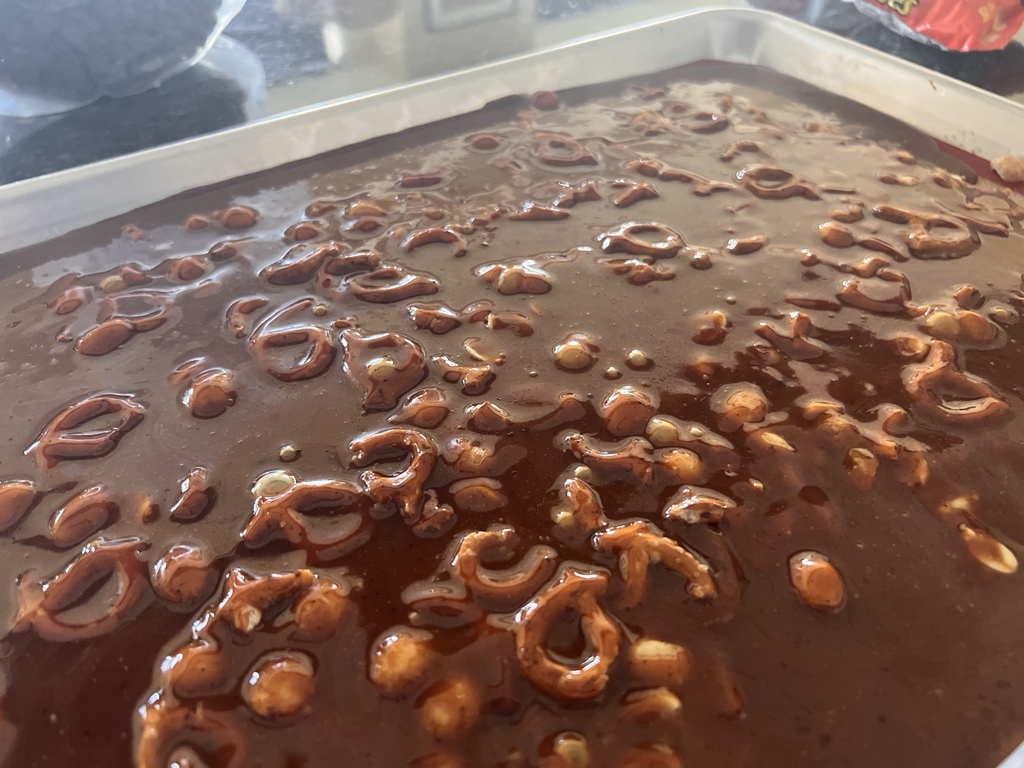 jtyrus's tweet photo. Test batch of “Bar Toffee” for Father’s Day. Reduced porter to a syrup. Added to brown butter toffee base &amp; poured over pretzels + honey roasted peanuts. Will top w/dark chocolate and Reese’s peanut butter chips. #WeekendMake https://t.co/72yEkI3xo5