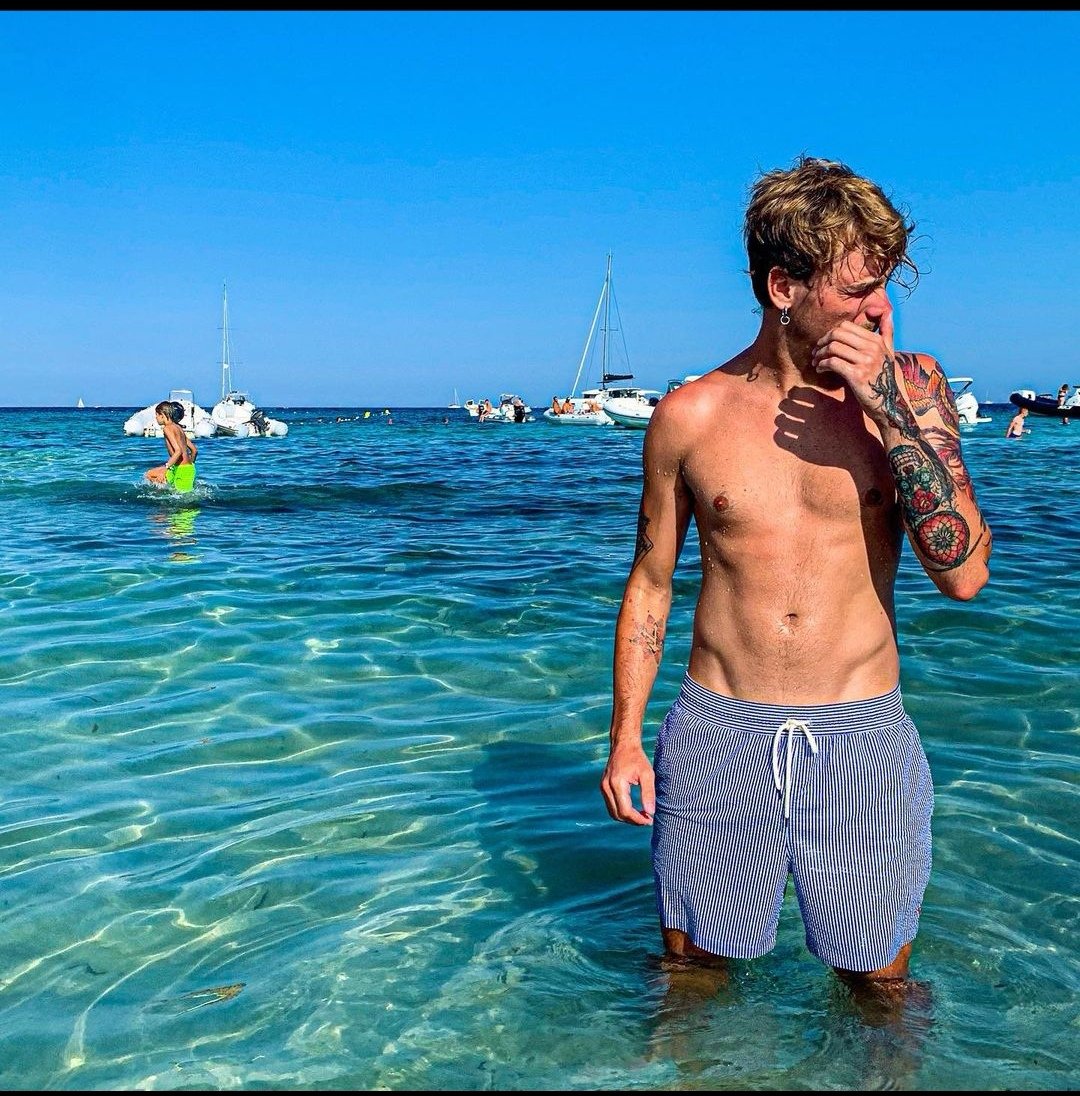 #SeductiveSunday 🐬