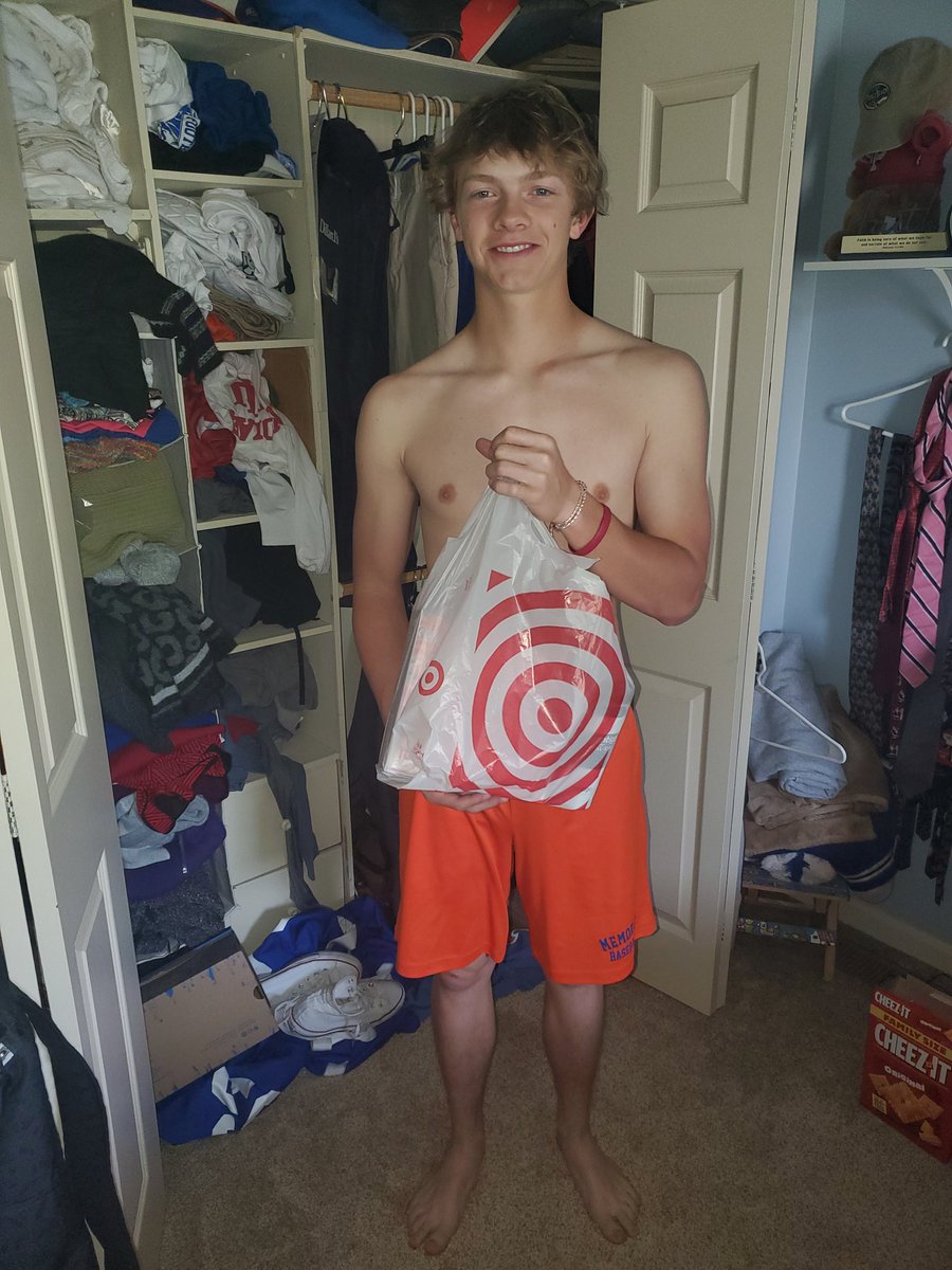 TrashmanDraper's tweet photo. Not sure what I'm more proud of. That he bought his mom's gift on his own or the designer gift bag he gave it to her in. #prouddad #ihavetowrapit https://t.co/wIWKg2EzM9