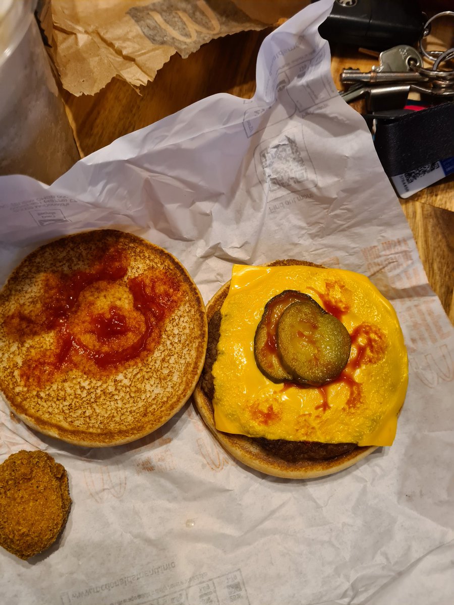 SnarkyDee's tweet photo. @McDonalds Hey McDonalds, you might want to contact your banbridge store and teach them how to dress a burger properly 🤦🏼‍♀️ #disgusting https://t.co/U7nwh3IkgC