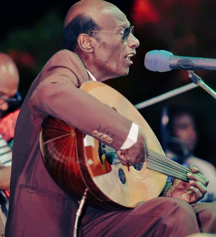 زمان يا حلوة ساقني اللِّيل وغِبت وضعت في المُشوار..
ولمَّا لقيت عيونك ديل بديت أعشق عُيون الدَّار..